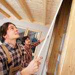 Zwei Handwerker beim Innenausbau