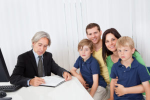 Ein Familie mit zwei Kindern beim Finanzberater