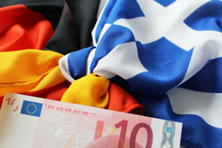 So hoch sind die Forderungen von Deutschland gegenüber Griechenland Griechische und deutsche Flagge mit Euro-Banknote