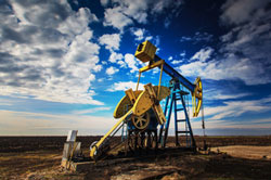 Kredite an Fracking-Unternehmen in USA Förderturm auf Ölfeld