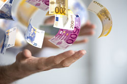 IWF hat seit 2010 über 80 Mrd. EUR an Krediten vergeben Hand mit Geldscheinen