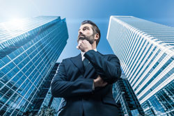 Erklärung der Kreditknappheit von US-Banken Banker vor Skyline