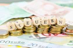 Deutschland hat in fünf Jahren 360 Mrd. EUR mehr Steuern eingenommen Geldscheine und Münzen