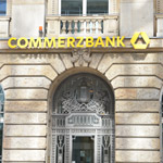 Das Commerzbank Logo an einer ihrer Fillialen