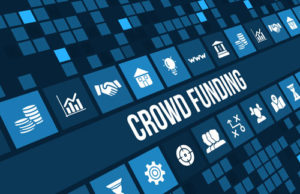 Ein blau gekachelter Bildschirm mit vielen Symbolen und dem Wort Crowdfunding