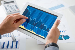 Auf einem Tablet Computer ist ein nach rechts abfallende Chart zu sehen