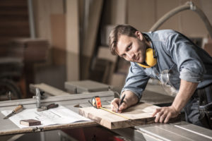 Ein junger und motivierter Schreiner bei der Arbeit