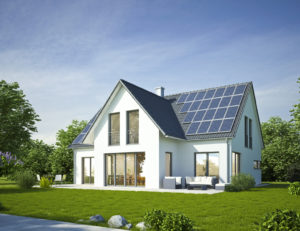 Ein Fertighaus mit Garten und Solaranlage auf dem Dach