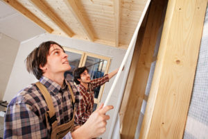 Zwei junge Handwerker beim Innenausbau