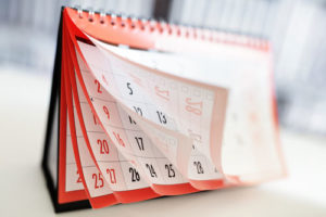 Ein Tischkalender mit aufgeblätterten Seiten