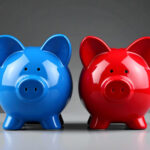 Ein blaues und ein rotes Sparschwein stehen nebeneinander