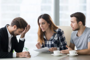 Bei Streit zwischen Bank und Kunde, insbesondere bei Fragen zum Verbraucherschutz, schlichtet der Ombudsmann.