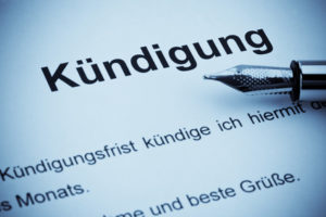 Ein Dokument mit der Überschrift Kündigung, auf dem ein Füller liegt