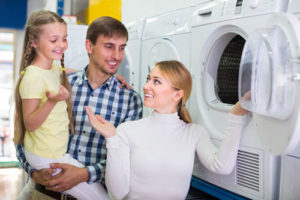 Eine zufriedenen Familie kauft eine neue Waschmaschine