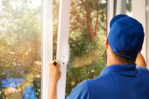 Ein Monteur stellt ein Fenster korrekt ein