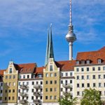 Häuserzeile vor Berliner Fernsehturm