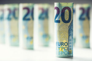 Eine aufgerollte und aufgestellte Zwanzig Euro Geldscheine