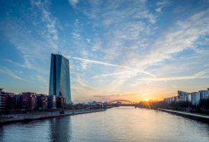 Das neue EZB Hauptgebäude in Frankfurt bei Sonnenaufgang